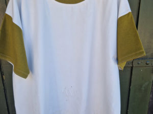 T-shirt hvid med farvede ærmer
