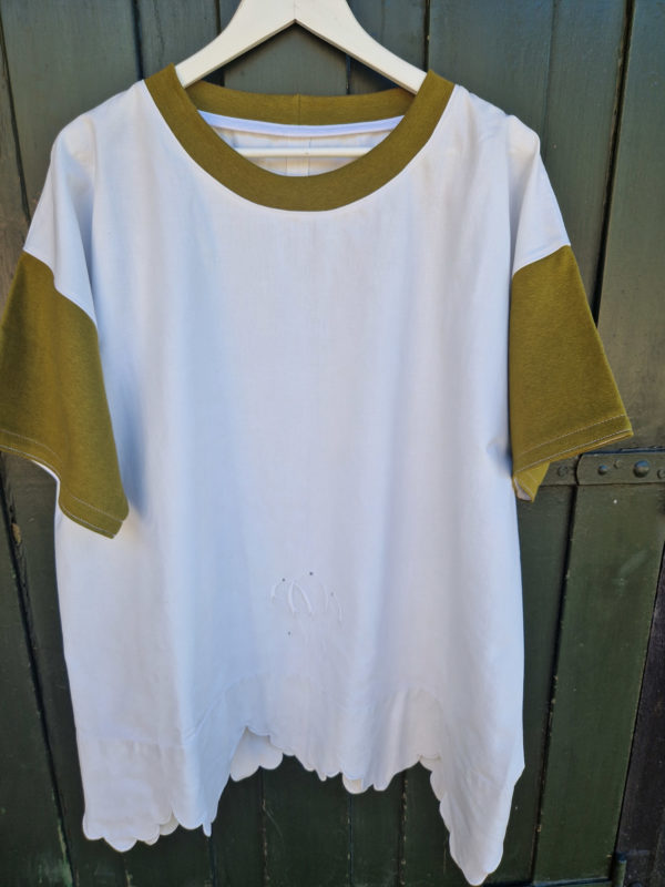 T-shirt hvid med farvede ærmer